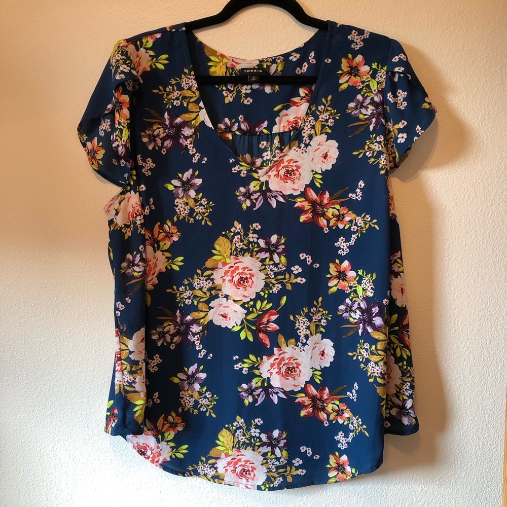 EUC Torrid Size 0 Tulip Sleeve Blouse